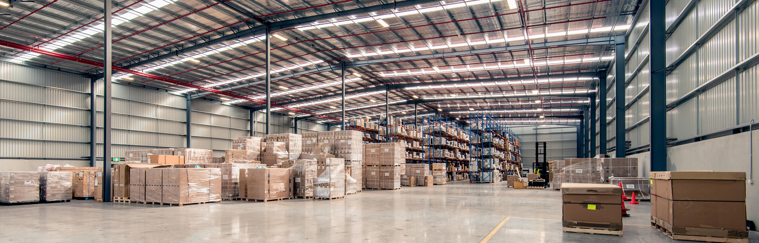 荷物が積み上げられたパレットが並ぶ物流倉庫の内部